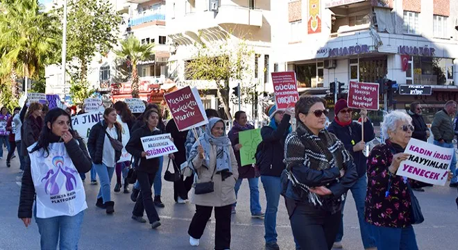 ANTALYA’DA KADINLAR ŞİDDETE KARŞI YÜRÜDÜ