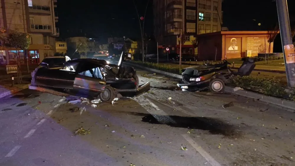 ALKOLLÜ VE EHLİYETSİZ SÜRÜCÜ.. DİREĞE ÇARPTI OTOMOBİL İKİYE BÖLÜNDÜ 