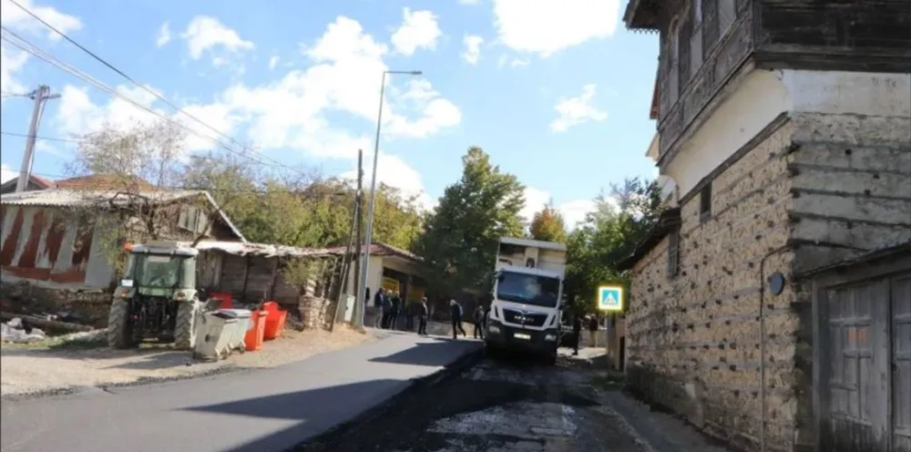 DÜĞMELİ EVLERE YAKIŞMADI.. TURİSTİK CAZİBENİN ÜZERİNE ASFALT DÖKÜLDÜ