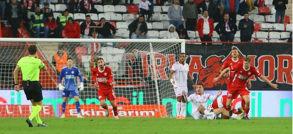 ANTALYASPOR SİVASSPOR’U İKİNCİ YARIDA GEÇTİ: 2-1