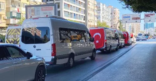 BÖYLE TEŞEKKÜR MÜ OLUR.. ANTALYA’DA TRAFİĞİ TIKADILAR EZİYET ÇEKTİRDİLER