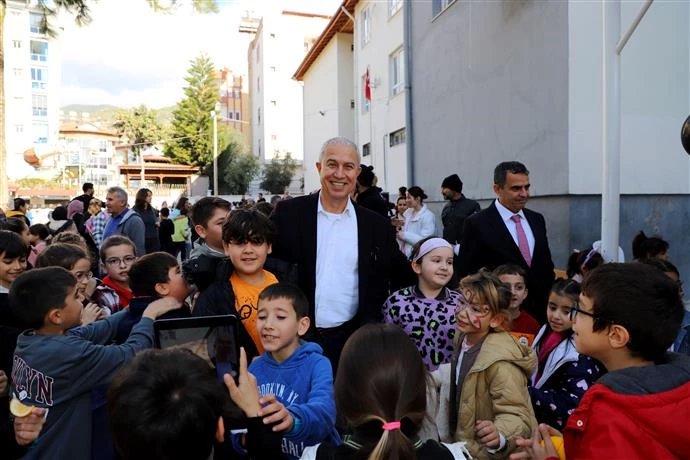 BAŞKAN ÖZÇELİK ÖĞRENCİLERLE BULUŞTU, ESNAFI ZİYARET ETTİ