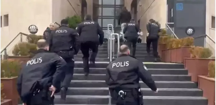 BURSA ADLİYESİ DURUŞMA SALONUNDA SİLAHLI SALDIRI.. 2 ÖLÜ 2 YARALI