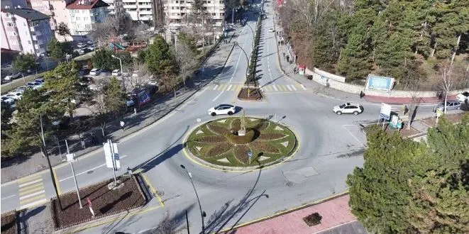 BOLU’DA ŞEHİRDEKİ TRAFİK IŞIKLARI KALDIRILDI.. KAZALAR AZALDI TASARRUF EDİLDİ