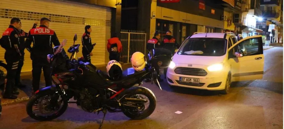 POLİSİ GÖRÜNCE YOL ORTASINDA BIRAKIP KAÇTIKLARI ARAÇTAN UYUŞTURUCU ÇIKTI