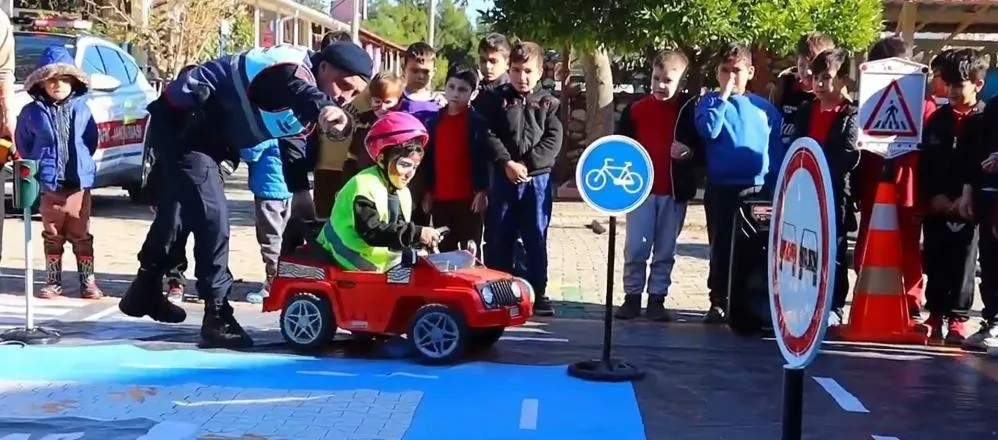 ANTALYA’DA 30 BİN ÖĞRENCİ TRAFİK DEDEKTİFİ OLDU