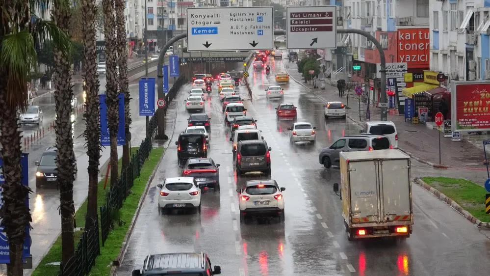 ANTALYA GÜNE YAĞIŞLA BAŞLADI.. FIRTINA VE HORTUM RİSKİ VAR