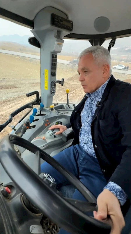 Başkan Şahin direksiyonun başına geçti, tarla sürdü