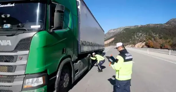 ANTALYA’DA SIKI DENETİM.. KIŞ LASTİĞİ YOKSA 4 BİN 69 LİRA CEZA