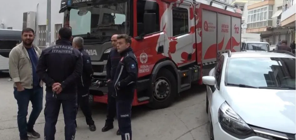 ANTALYA’DA YANGINA GİDEN İTFAİYE EKİPLERİNİN DAR SOKAKLARDAKİ ÇİLESİ