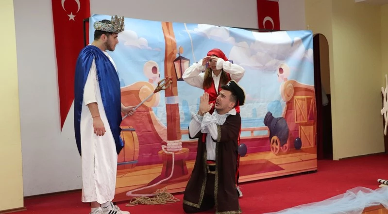 BELEDİYEMİZDEN ÖĞRENCİLERİMİZE TİYATRO ETKİNLİĞİ