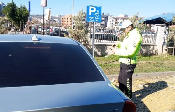 ANTALYA’DA KORSAN TAKSİ ÇAKAR LAMBA VE ENGELLİ PARK DENETİMİ