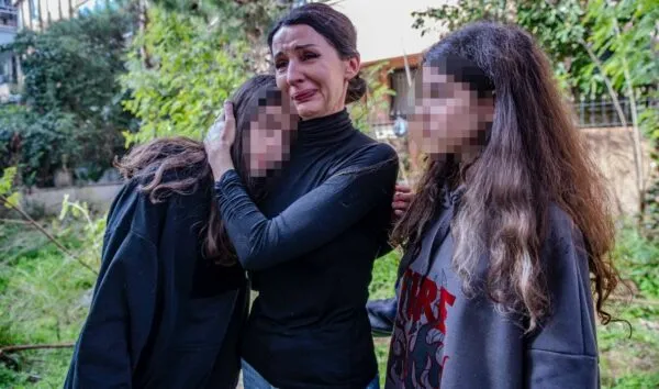 ANTALYA’DA EVİNDEN ATILAN DOÇENT’İN EŞİ VE İKİZ KIZLARI YARDIM İSTİYOR