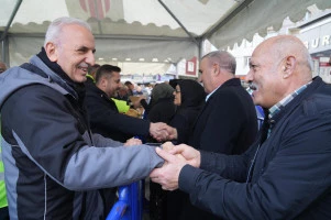 BAŞKAN YILDIRIM SALI PAZARI’NDA BALIK EKMEK DAĞITTI