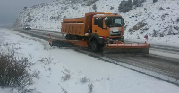 ALACABEL’DE GECE BAŞLAYAN KAR YAĞIŞI SONRASI EKİPLER SEFERBER OLDU