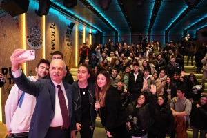 BAŞKAN YILDIRIM GENÇLERLE KUCAKLAŞTI