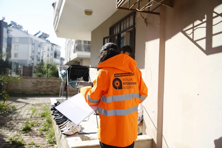 Büyükşehir 2 bin 403 personelle afetzedelerin yanında
