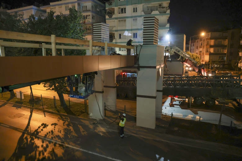 Büyükşehir’den üstgeçitlere bakım onarım çalışması
