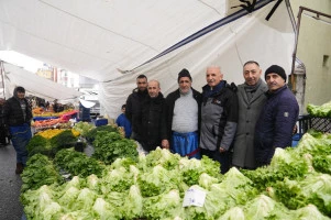 BAŞKAN VATANDAŞLARA ÇAY VE MISIR ISMARLADI