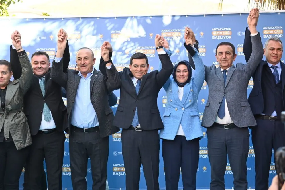 TÜTÜNCÜ.. ‘HİZMETTE ALANYA’YI DA ANTALYA’YI DA TUTABİLENE AŞK OLSUN’ 