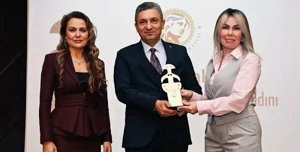 REKTÖR ÖZKAN’A ‘PROF. DR. JALE İNAN ANTALYA 2023 YILIN KADINI ÖDÜLÜ’ 