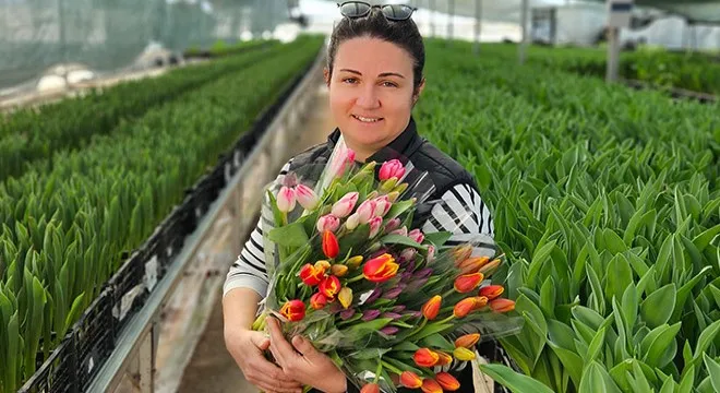 ANTALYA’DA KADINLAR GÜNÜ İÇİN SUDA 200 BİN LALE ÜRETİLDİ