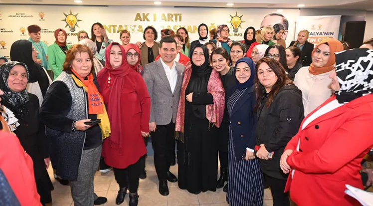 HAKAN TÜTÜNCÜ SİYASET AKADEMİSİ MEZUNİYET TÖRENİNE KATILDI