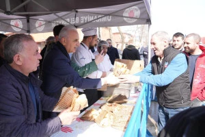 BAŞKAN YILDIRIM OTO SANAYİNİN EMEKTAR ESNAFINA BALIK EKMEK DAĞITTI