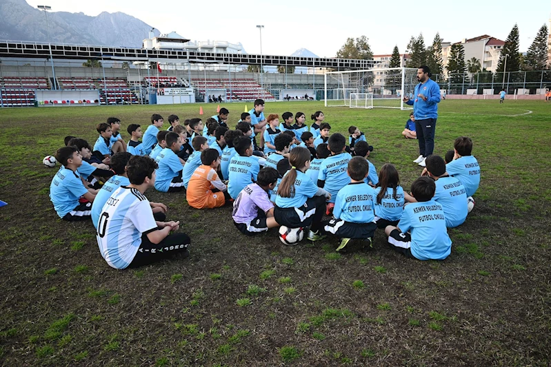 Kemer Belediyesi, geleceğin futbolcularını yetiştiriyor