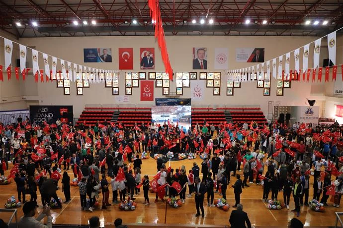 BAŞKAN YÜCEL‘DEN 150 OKULA SPOR MALZEMESİ YARDIMI