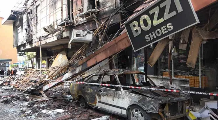 ANTALYA’DA İŞ MERKEZİ YANDI