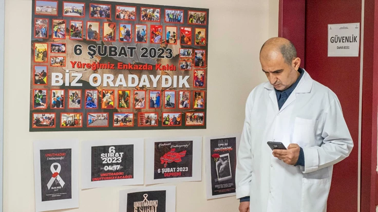 6 Şubat depreminde hayatını kaybedenler İzmir’de anıldı