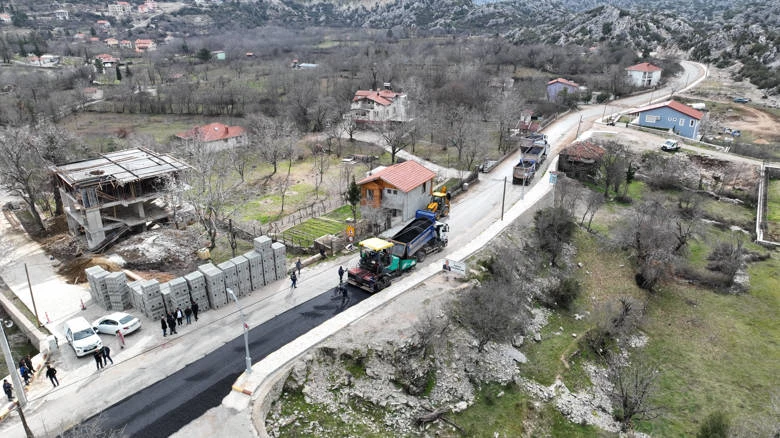 Büyükşehir’den İbradı’ya sıcak asfalt