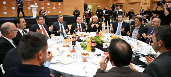 BÖCEK İFTARINI ESNAF SOFRASINDA YAPTI.. ‘BURADA ENERJİ DEPOLADIK’