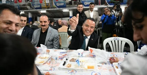 BÖCEK İFTARA KATILDI.. ‘DOĞRU BİLDİĞİMİZ YOLDAN ŞAŞMADIK’ DEDİ