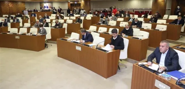 ANTALYA BÜYÜKŞEHİR MECLİSİ BOŞ KALDI.. FELAKETZEDELERE YARDIM YOK