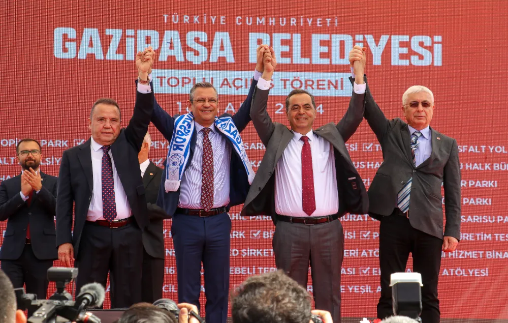 CHP LİDERİ ÖZEL ALANYA’DA TURİZM BAKANI ERSOY’A YÜKLENDİ