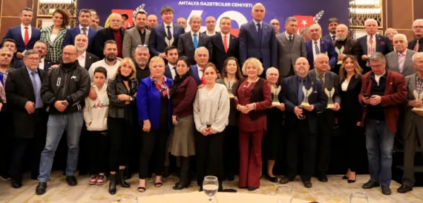 BAKAN ERSOY ANTALYALI GAZETECİLERE SESLENDİ.. ’40 YILDIR KENTİN SESİ OLDUNUZ’