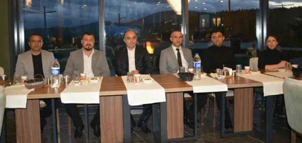 KORKUTELİ’NİN 58 MAHALLE MUHTARI İFTARDA BULUŞTU