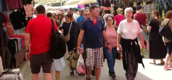 PERŞEMBE PAZARINA TURİST YAĞDI.. ESNAFIN YÜZÜ GÜLDÜ