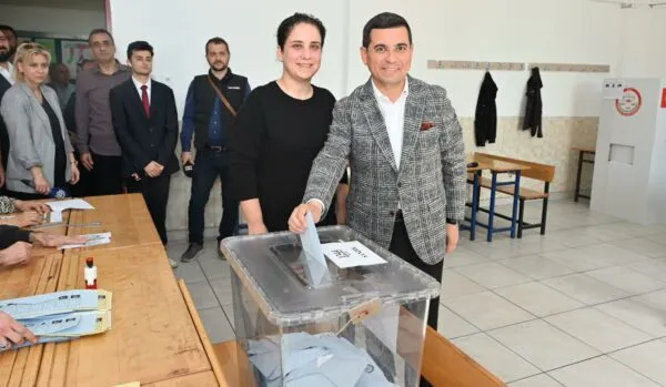 BAŞKAN ADAYLARI OYLARINI KULLANDI.. VE HEPSİ DE ‘HAYIRLI OLSUN’ DEDİ