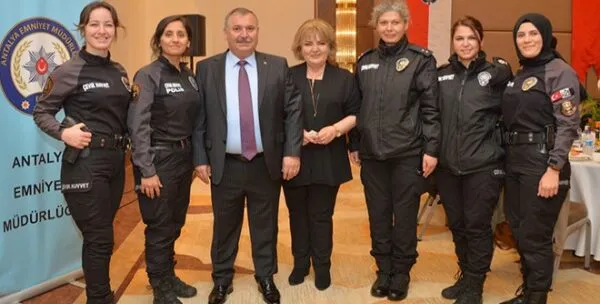 ANTALYA EMNİYET MÜDÜRÜ ÇEVİK KADIN PERSONELLE KAHVALTI ETTİ