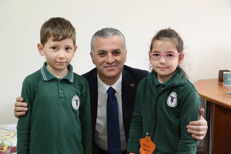 BAŞKANIMIZ İLÇE MERKEZİNDEKİ OKULLARI ZİYARET ETTİ.