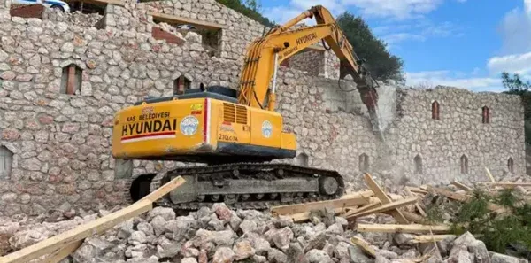 ALANYA’DA YIKIMLAR BAŞLADI.. SIRADA KAÇAK YAPI CENNETİ KAŞ VAR