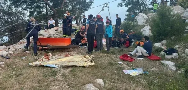 ANTALYA’DA TELEFERİK KABİNİNİN TABANI KOPTU.. 1 ÖLÜ 7 YARALI VAR