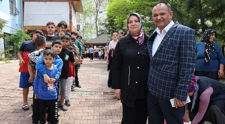 400 ÇOCUĞA BAYRAM HARÇLIĞI VERDİ