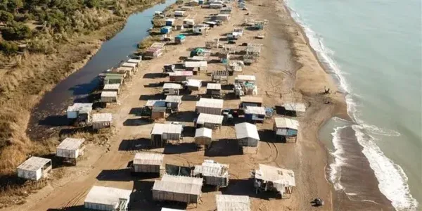 BAKANLIĞIN YAZISINA RAĞMEN ANTALYA’DAKİ KAÇAK ÇARDAKLAR SEZONA HAZIRLANIYOR