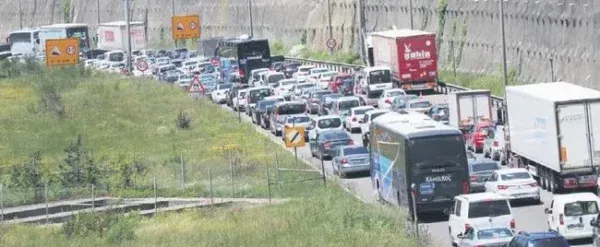 DÖNÜŞ YOLU ÇİLE DOLU.. TATİLİNİN SON GÜNÜ TRAFİK KİLİTLENDİ