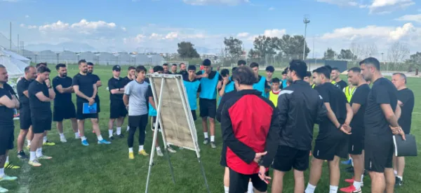 ANTRENÖRLER ANTALYA’DA TER DÖKÜYOR