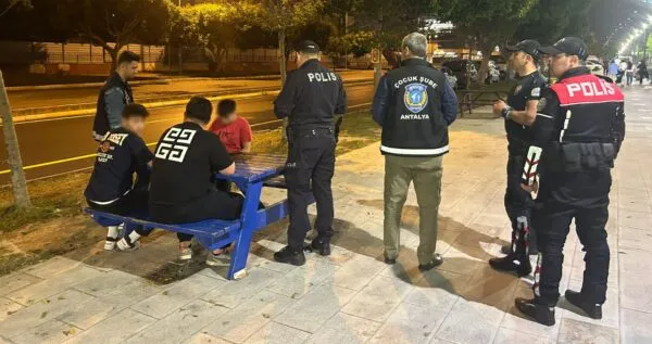 ANTALYA’DA OKUL ÇEVRELERİ İLE SERVİS ARAÇLARI DENETLENDİ 